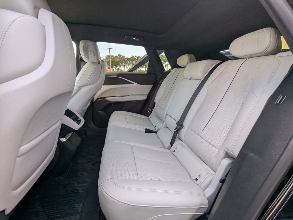 2025 Cadillac LYRIQ Luxury 1