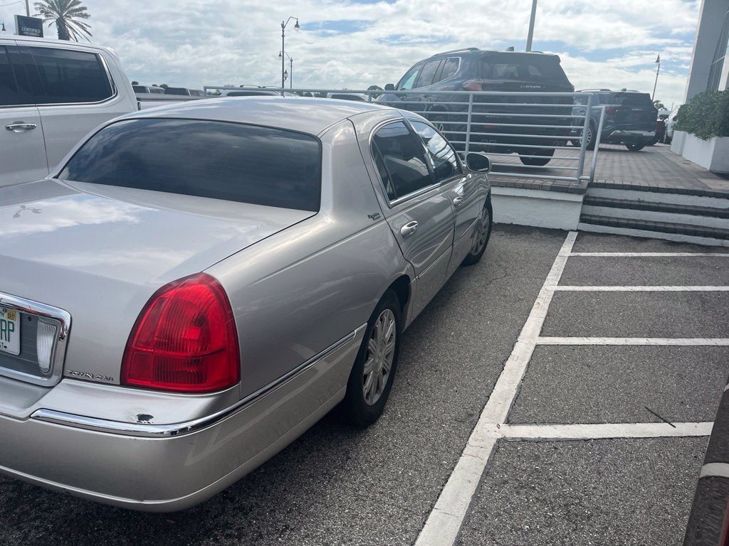 2011 Lincoln Town Car Signature Limited
